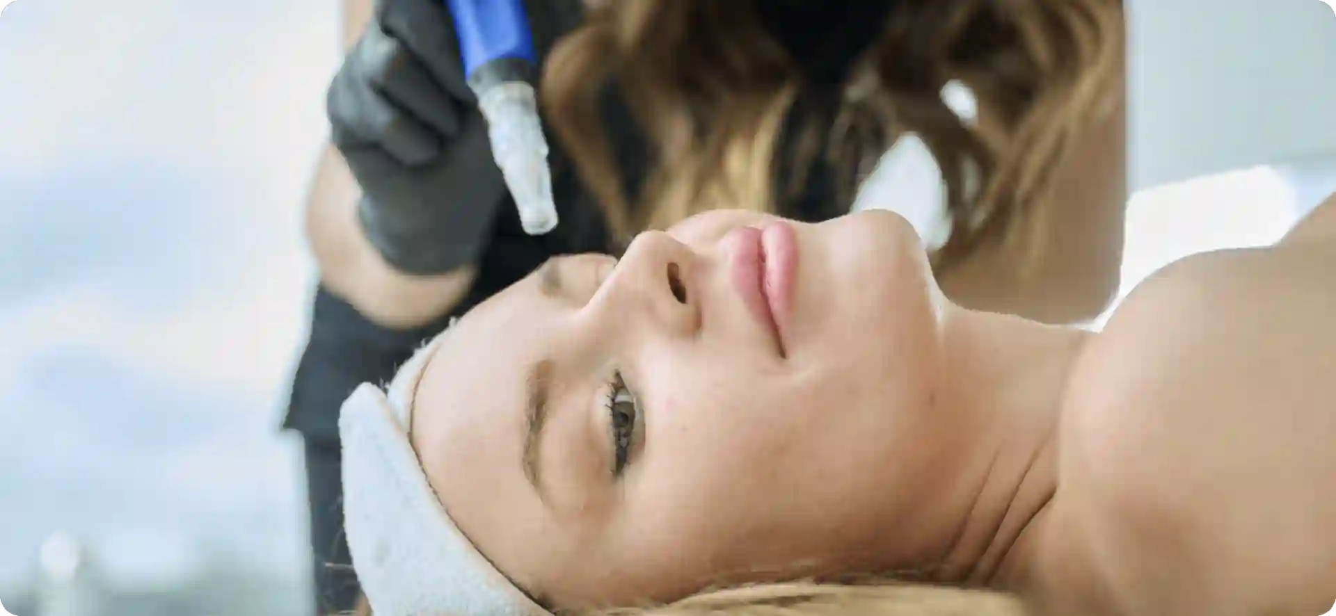 How Do Microneedles Trigger New Collagen and Elastin in Loose Skin Bracknell?